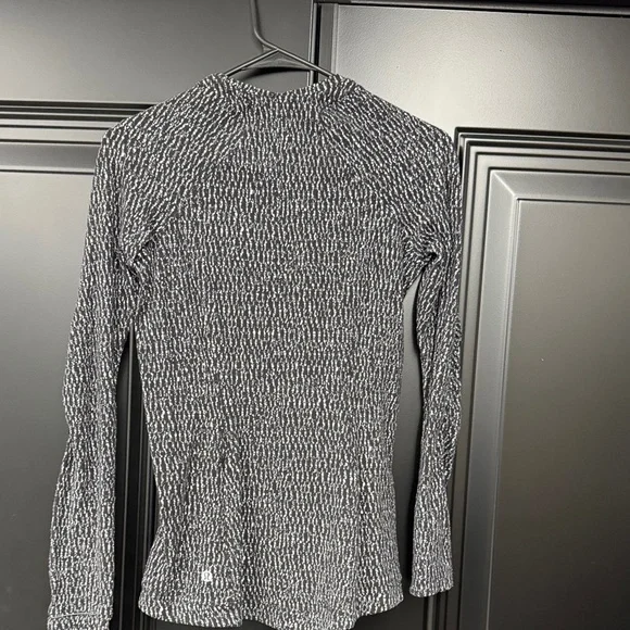 lululemon athletica Black and White Long Sleeve Top NWOT - Picture 4 of 6